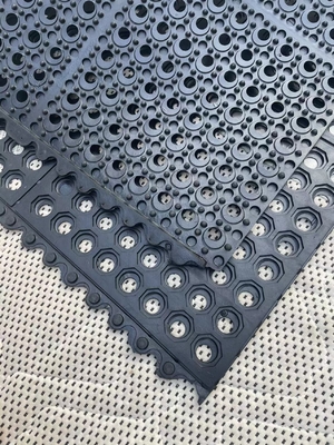 Alfombra negra anti fatiga con agujeros para el lugar de trabajo o la fábrica