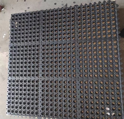 Alfombra negra anti fatiga con agujeros para el lugar de trabajo o la fábrica