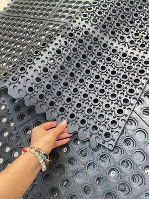 Alfombra negra anti fatiga con agujeros para el lugar de trabajo o la fábrica