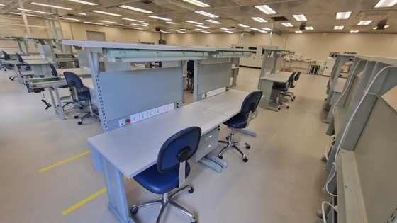 Banco de trabajo ESD personalizado. Mesa de trabajo de laboratorio eléctrico antiestático para ensamblaje electrónico.