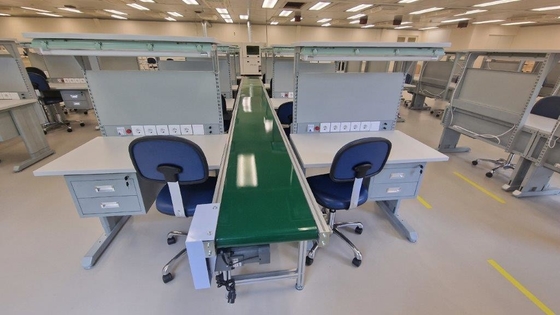 Banco de trabajo ESD personalizado. Mesa de trabajo de laboratorio eléctrico antiestático para ensamblaje electrónico.