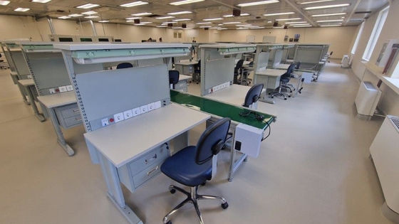 Banco de trabajo ESD personalizado. Mesa de trabajo de laboratorio eléctrico antiestático para ensamblaje electrónico.