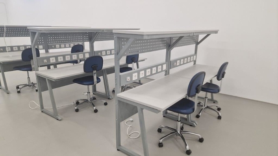Banco de trabajo ESD personalizado para técnicos eléctricos y electrónicos.