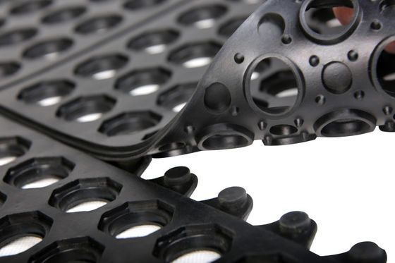 Alfombras anti fatiga entrelazadas con agujeros