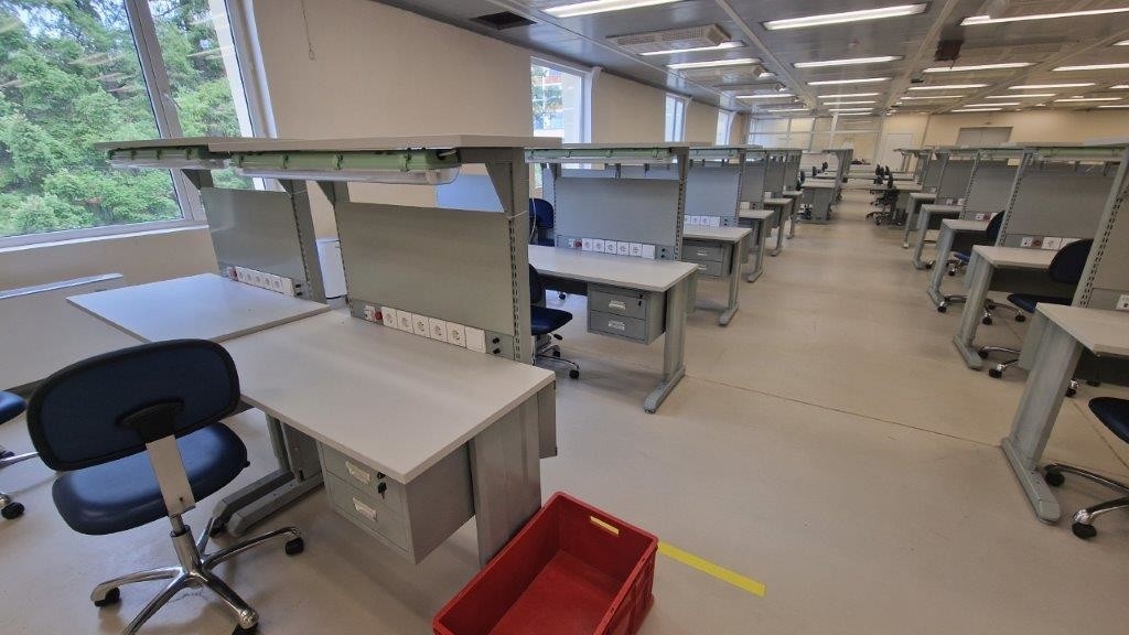 Banco de trabajo ESD personalizado. Mesa de trabajo de laboratorio eléctrico antiestático para ensamblaje electrónico.